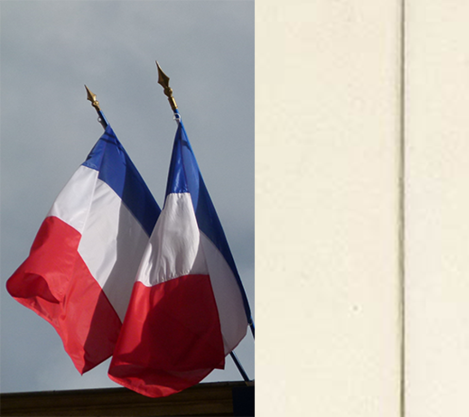 Début de la Constitution de 1958 et drapeaux français